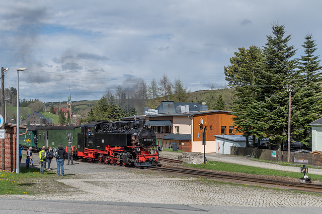 99 1773-3 mit einem Personenzug im Bahnhof Hammerunterwiesenthal
