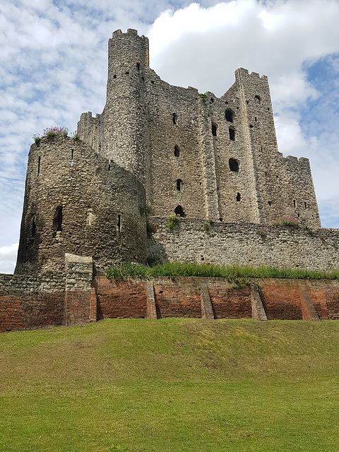 rochester castle, kent   (1)c12 castle keep built 1127-36. the round turret rebuilt by 1232 after destruction in the siege of 1215. the c13 curtain wall with its round tower was rebuilt c.1221-2