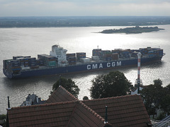 Containerschiff CMA CGM CARMEN passiert Blankenese