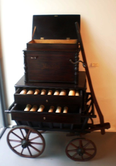 Street organ (Germany, 1890).