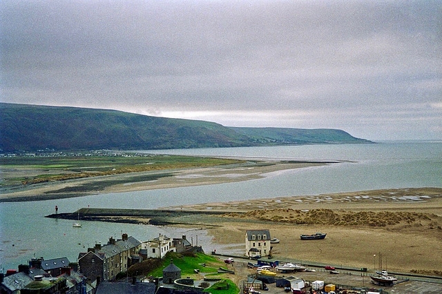 Looking over Barmouth harbour from near Dinas Oleu (Scan from 1993)
