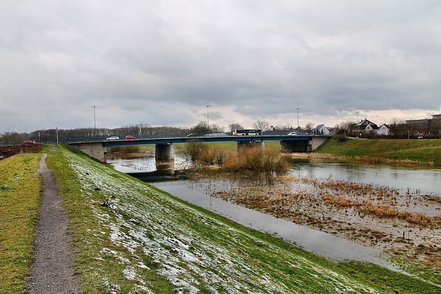 Lippe mit Brücke der B224 (Dorsten) / 4.02.2018