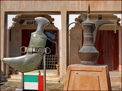 AbuDhabi :  I simboli degli emirati arabi : il pugnale curvo e la caffettiera dell'amicizia