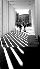 Licht und Schatten im Laufgang der James Simon Galerie, Berlin