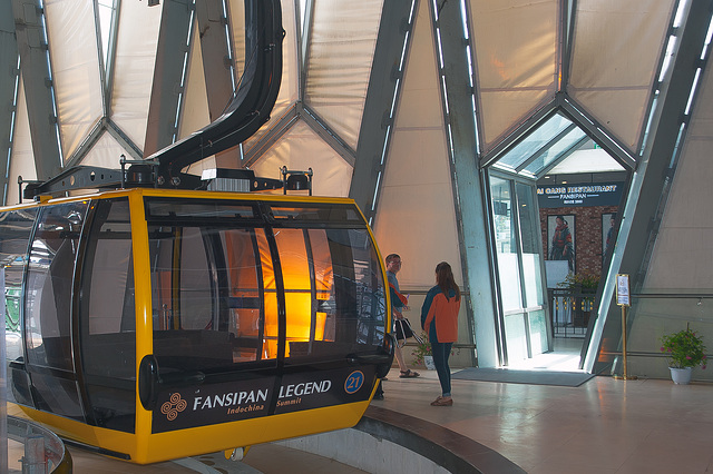 Get on the cable car to the Fansipan