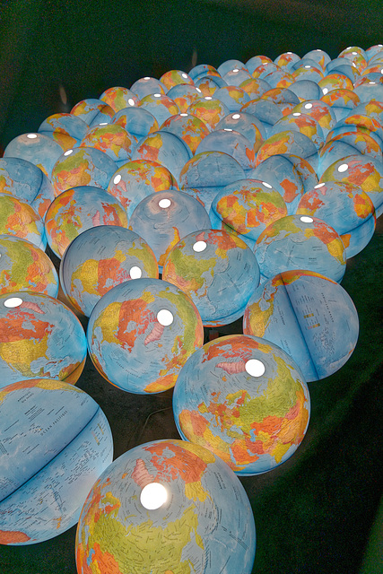 "Arrangement. Globes terrestres" (Ange Leccia - 2021)