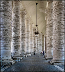 Vaticano : il colonnato del Bernini in piazza San Pietro