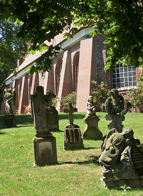 Grabsteine an der Kirche St. Pankratius
