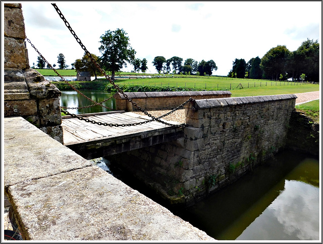 Le Pont Levis du château du Rocher Portail (35)