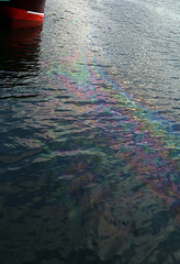 La beauté d'un arc-en-eau , grâce aux hydrocarbures..........