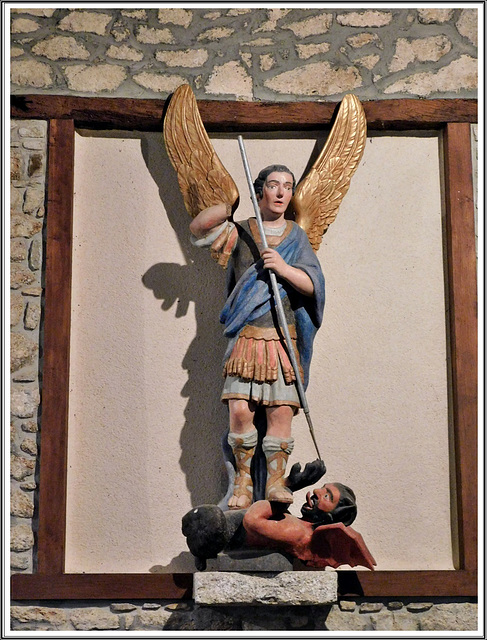Statue de Saint Michel terrassant le diable dans l'église de Guenroc (22)