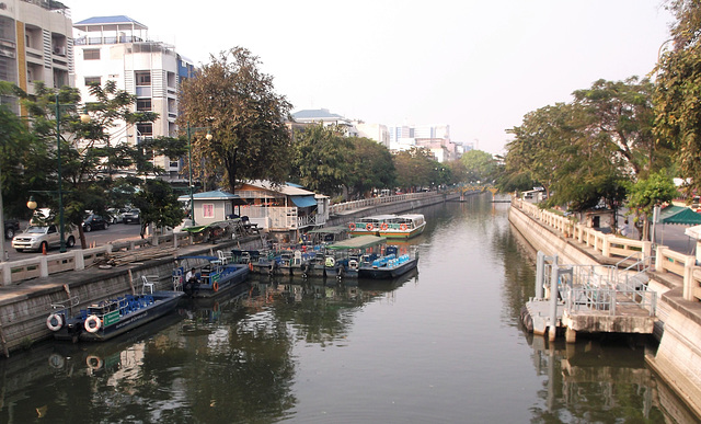 Le calme d'un canal bangkokien