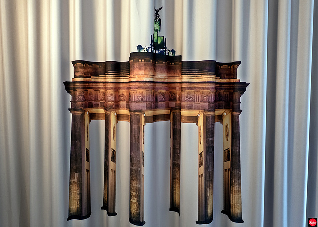 (Kein Eiserner)Vorhang mit Brandenburger Tor im Hotelzimmer, Westansicht (1xPiP = Original Quadriga, Ostansicht)