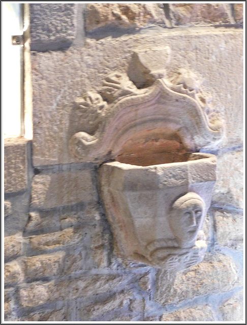 Vue intérieure : le bénitier de l'église de Guenroc (22)