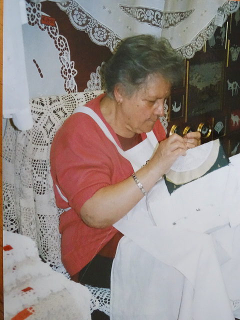 ...une des dernières Dentellières de Burano...cette photo à 4 ans...