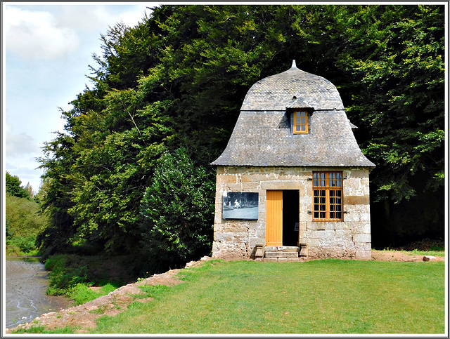 Au parc du château : LE ROCHER PORTAIL A SAINT BRICE EN COGLES (BRETAGNE)