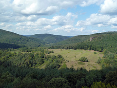 Sicht von der Burg Fleckenstein in richtung Hirschthal in der Pfalz und den Pfälzer Wald