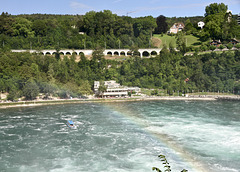 Der Rhein hinter dem Wasserfall mit der 'Rheinfallbrücke'