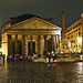 Roma, reflexs in Pantheon Square