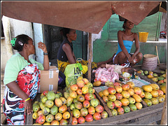 DIEGO SUAREZ, MADAGASCAR - sono in 4 a vendere il mango...guarda bene !