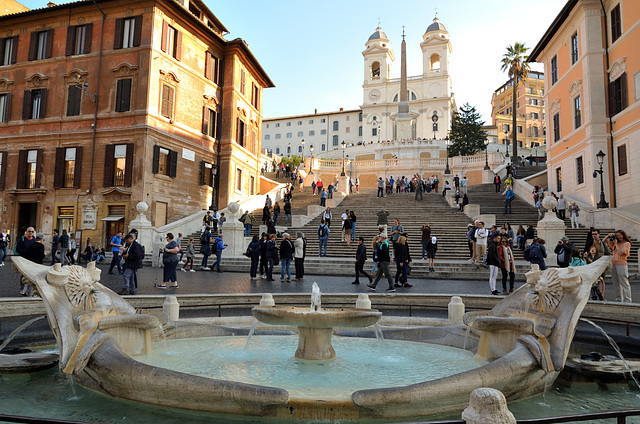 Roma , piazza di Spagna - Fontana della Barcaccia - Scalinata di Trinità dei Monti - Obelisco Sallustiano e Chiesa della Trinità.
