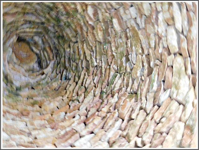 A l'intérieur de la cabane de pierres sèches à Mauzac  (24)
