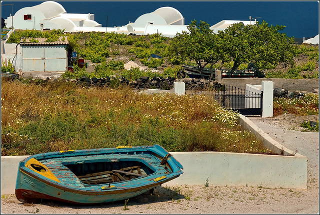 Santorini : le barche spesso sono ricoverate  nei cortili