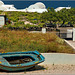 Santorini : le barche spesso sono ricoverate  nei cortili