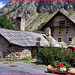 Antiche case in Val Clarée - la casa e la stalla - fiori ed ombrellone -