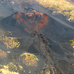 Roter Krater im Hang