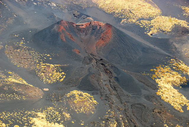Roter Krater im Hang