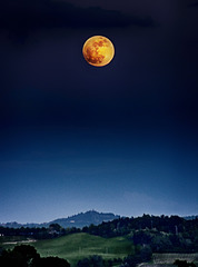 "La grande Luna" del 5 maggio 2012, sopra Montemaggio di Bertinoro (FC).  -  "Super Moon" on may 5, 2012 over my region.