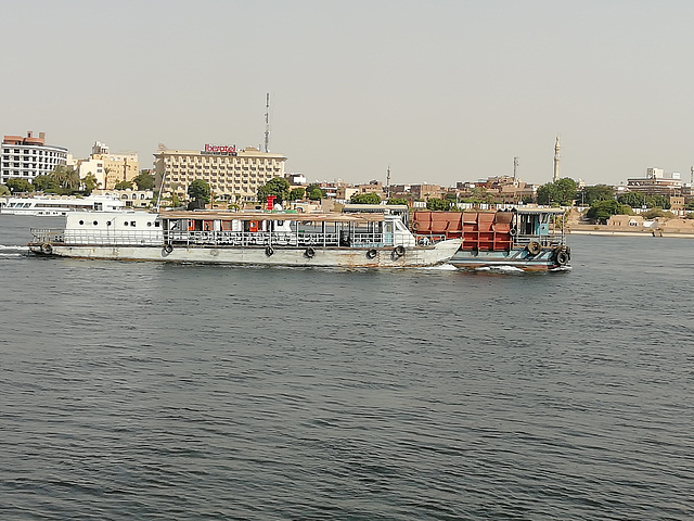 Die alten Fähren verlassen Luxor (Bild 2)