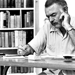 Hemingway ĉe la skribtablo
