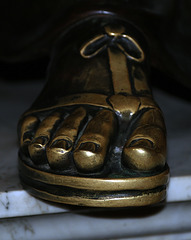Le pied droit de Saint Pierre , usé par les attouchements répétés des fidèles