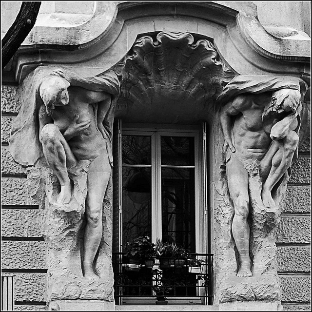 Fenêtre avec sculptures