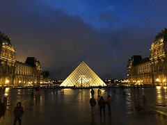 Le Louvre, le soir venu