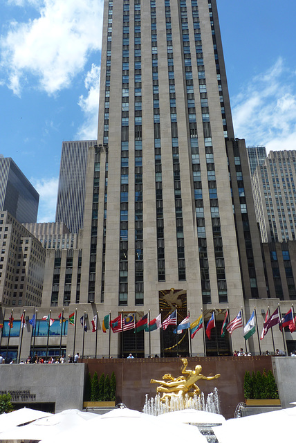 El Rockefeller Center es un complejo comercial que consta de 19 edificios. Está situado en el Midtown, entre la Quinta y la Sexta Avenida en la isla de Manhattan,