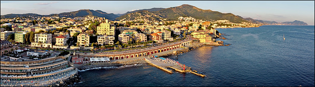 Genova levante : il lido, la motonautica e il borgo di Boccadasse - panoramica ripresa col drone