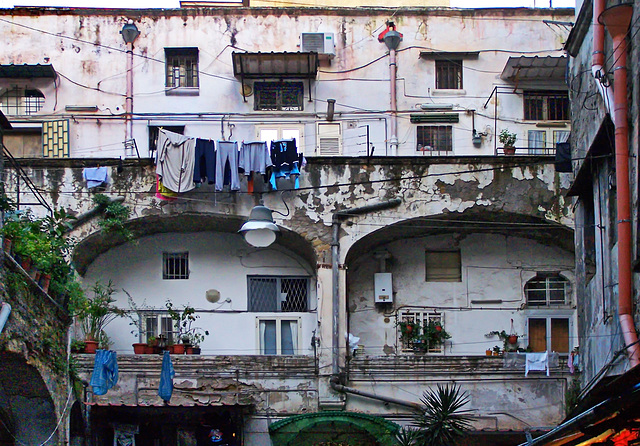 Napoli : Così si vive a Spaccanapoli - (836)