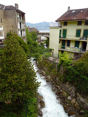 Hier bildet der Fluss die Grenze zwischen der Schweiz und Frankreich.