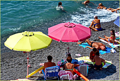 Ombrelloni colorati sulla spiaggia libera di Quinto