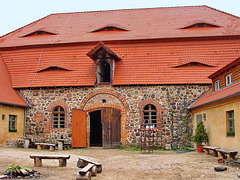 Rabenstein (Fläming), Burghof mit Stallgebäude
