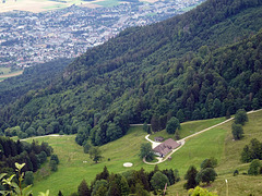 Blick in die Tiefe auf den Bergbauernbetrieb Bettlachberg ( 1071 m.ü.M. ) und im Tal die Stadt Grenchen