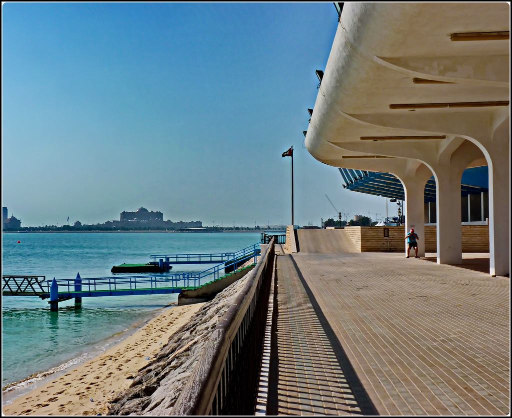 AbuDhabi : moderna struttura che accoglie chi arriva in barca al Marina Mall - sullo sfondo il grande palazzo del presidente Sheikh Zayed