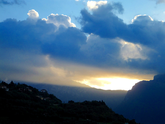 Langsam steigt die Sonne über den Monte Baldo. ©UdoSm