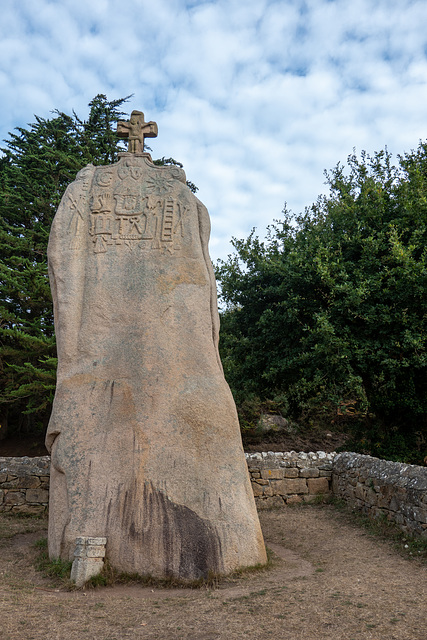 Le menhir de Saint Uzec