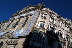 Porto, Igreja de Santo António dos Congregados, Juxtaposition