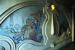 Dans le hall d'entrée , des mosaïques représentant 4 femmes ,  allégories des 4 saisons .