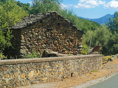 Die Mauer und das alte Haus